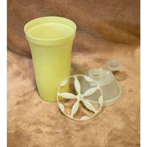 Vintage Tupperware Pale Yellow Quick Shake 16oz Blender Cup (844-10) - Picture 4 of 4